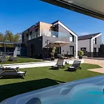 ヴィラ Porta - Private Pool And Jacuzzi