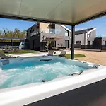 Porta - Private Pool And Jacuzzi