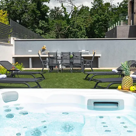 Porte - Private Pool And Jacuzzi *