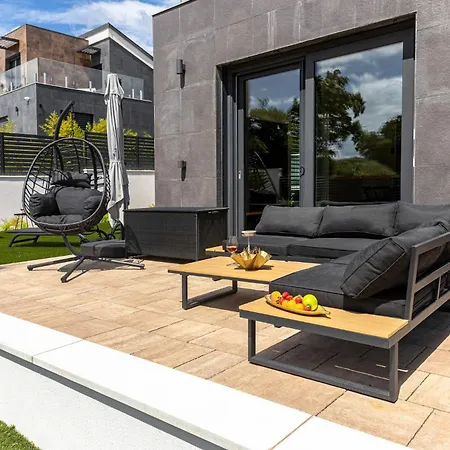 Porte With Pool And Jacuzzi فيلة