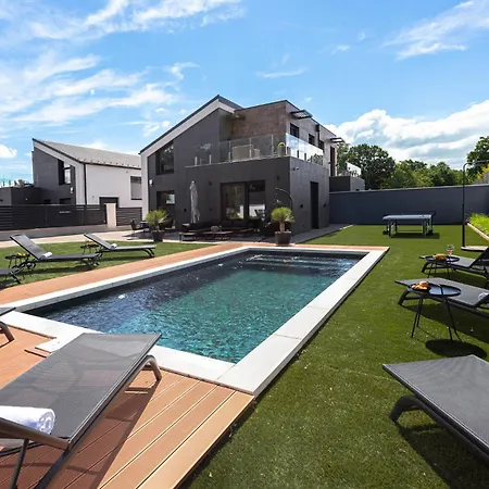 Villa Porte With Pool And Jacuzzi