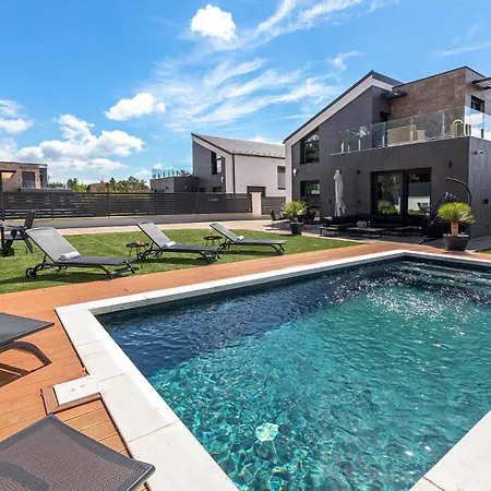 Villa Porte With Pool And Jacuzzi *